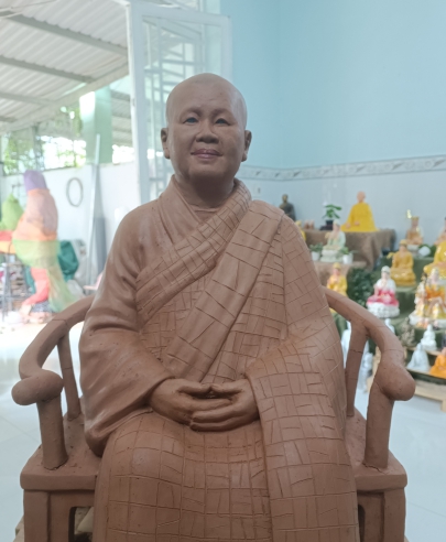 Tượng sư bà ngồi ghế