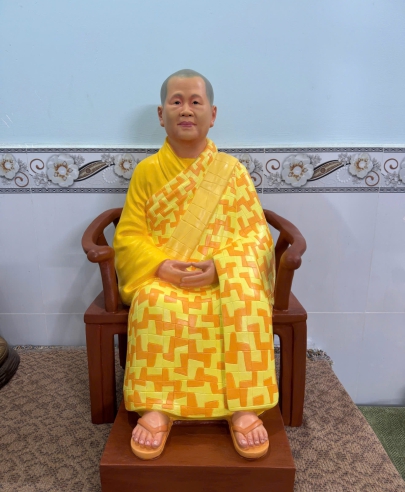 Tượng sư bà ngồi ghế