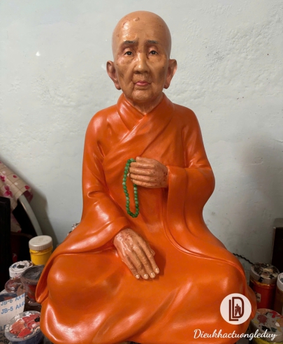 Tượng chân dung cụ bà