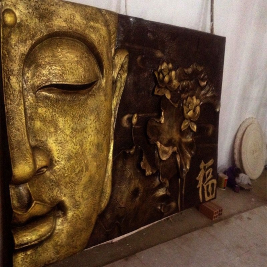 phù điêu Phật và hoa sen