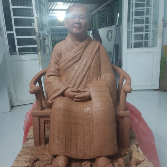 Tượng sư bà ngồi ghế