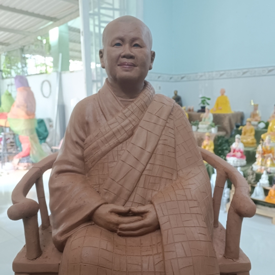 Tượng sư bà ngồi ghế