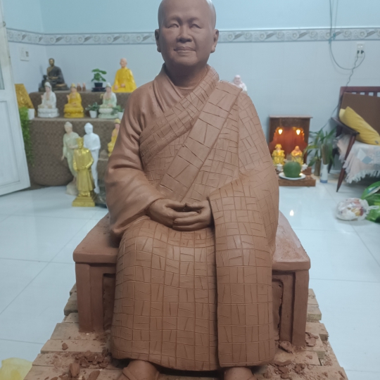 Tượng sư bà ngồi ghế