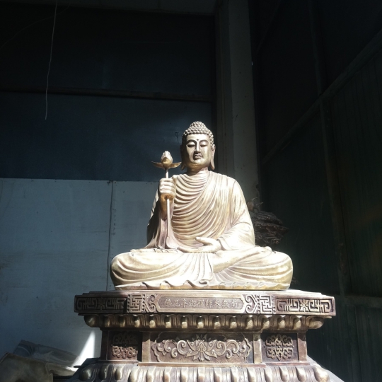 Tượng Bổn Sư Thích Ca Mâu Ni Cầm Hoa Sen