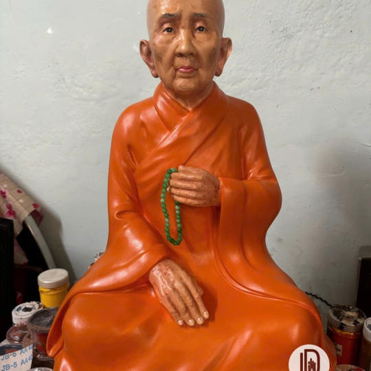 Tượng chân dung cụ bà