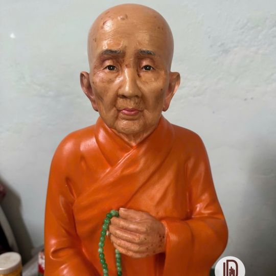 Tượng chân dung cụ bà